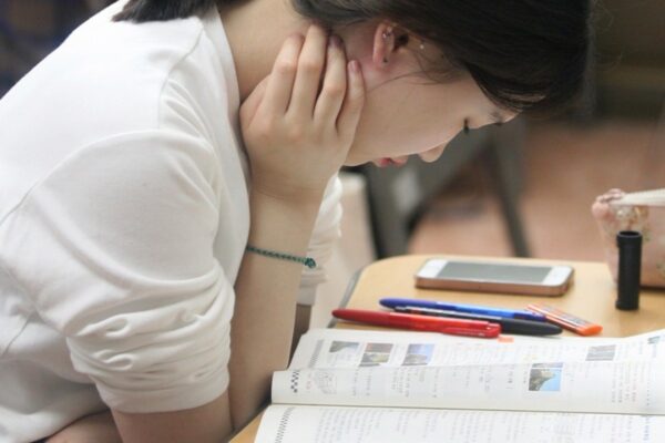 Tại sao du học sinh Hàn Quốc bị đuổi về nước? 3 Không vượt qua được những kì thi