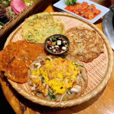 10 món ăn giải nhiệt ngày hè của người Hàn Quốc 9 Bánh kếp đậu xanh (빈대떡) – Rượu gạo không lọc (동동주)